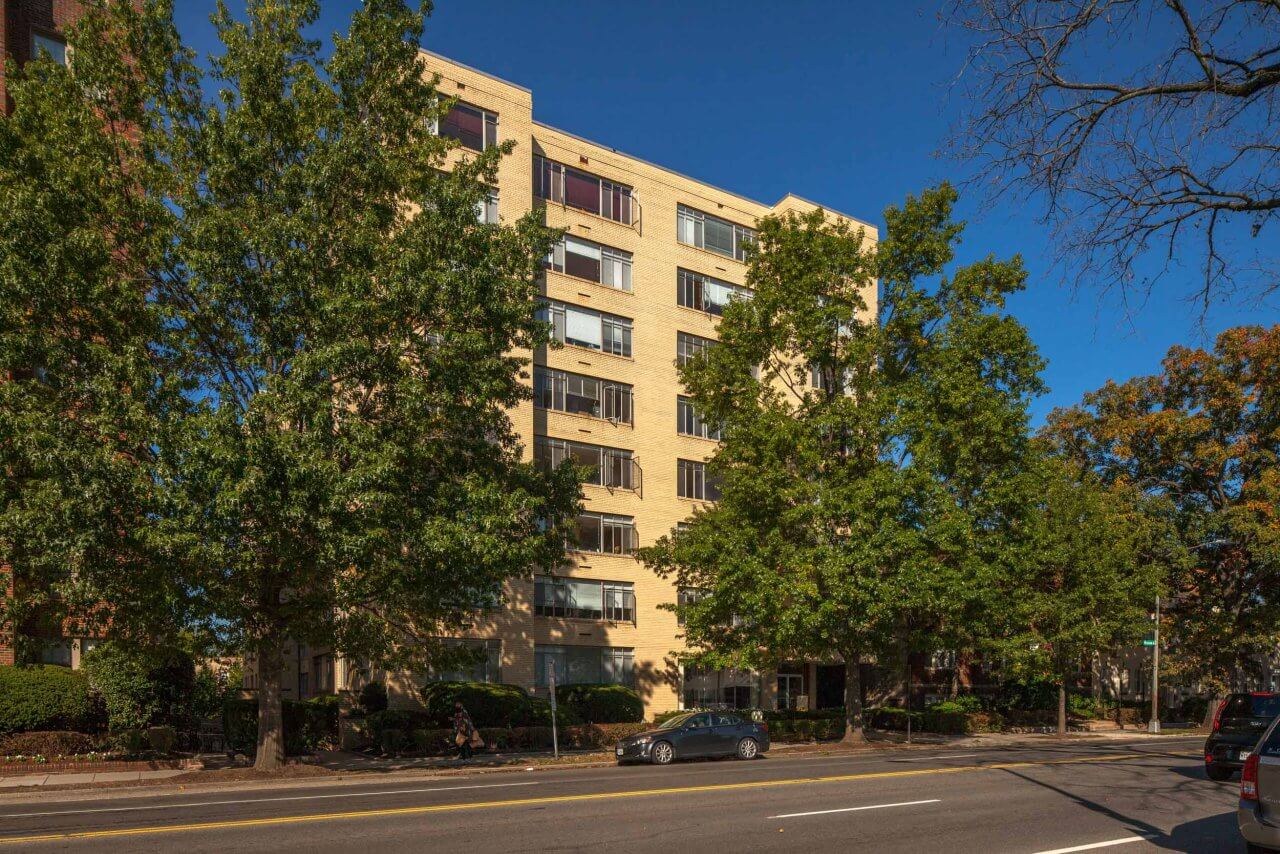 the exterior of the elaine washington dc apartments for rent